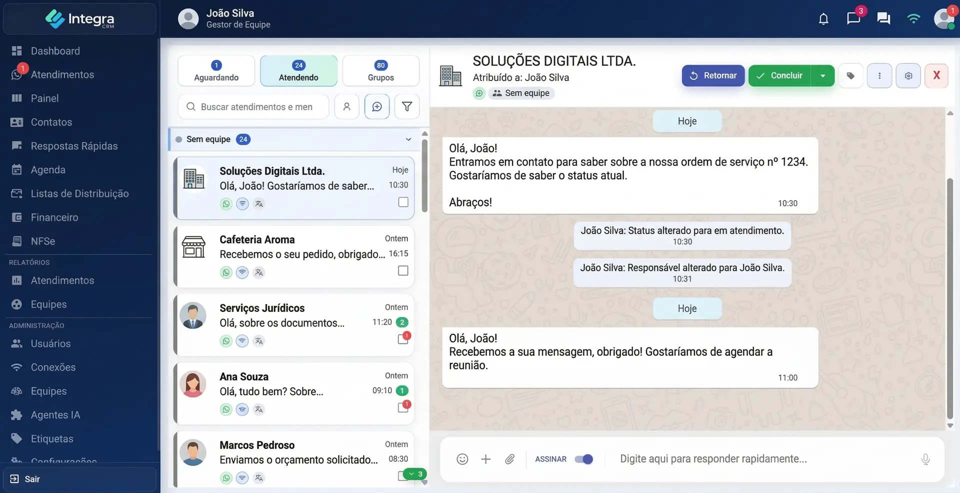 Tela de atendimentos do Integra CRM com lista de conversas e painel da conversa ativa.